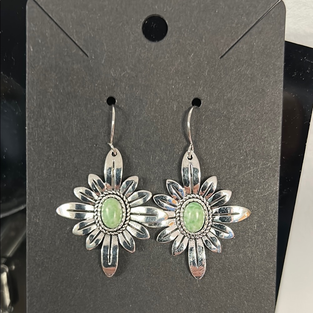 🦋 NWOT Silver and Green Floral Earrings